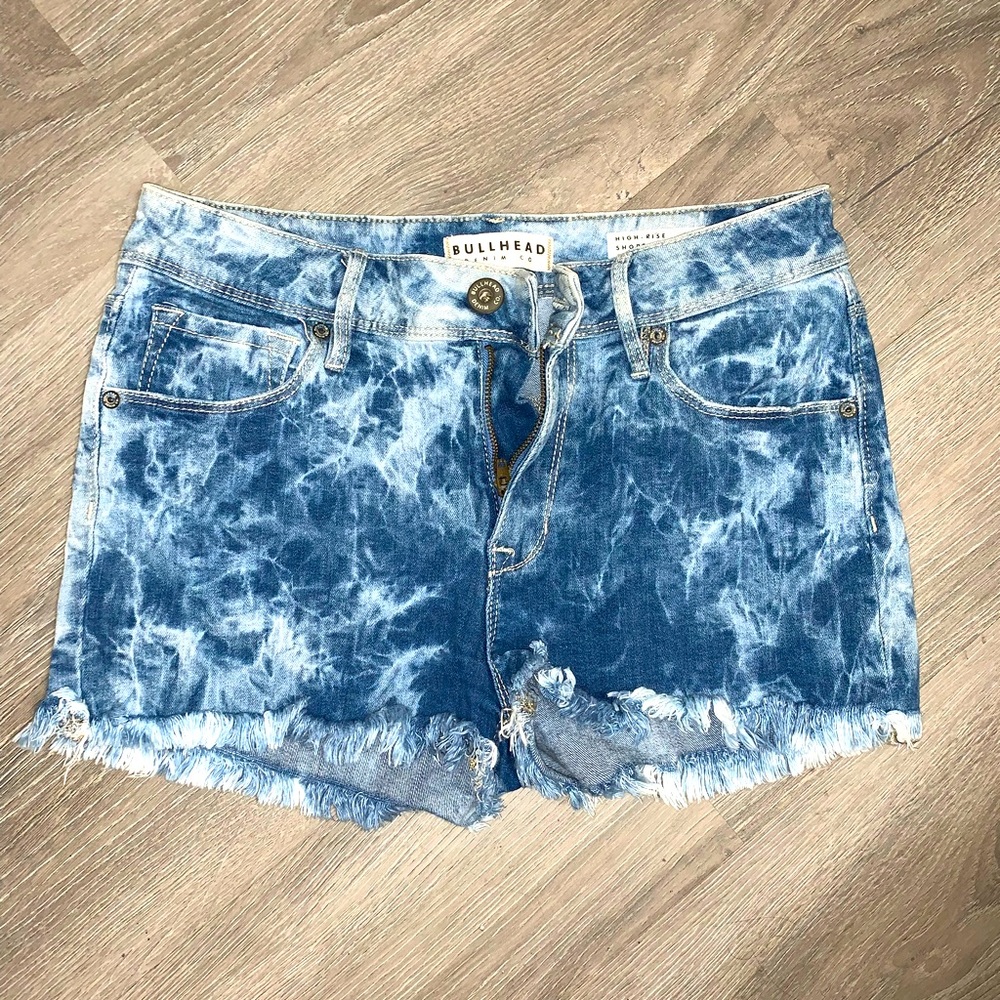 Bullhead high wasted acid wash Jean shorts.